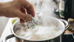 Zašto staviti aluminijsku foliju u kipuću vodu? Evo kako ovaj pametni trik može spasiti vaš posuđe za kuhanje za samo 2 minute.